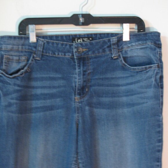 2/$15 L.E.I. Jeans Juniors 17 Sophia Flare Leg Style Hipster Low Rise 32" Inseam - Picture 2 of 6